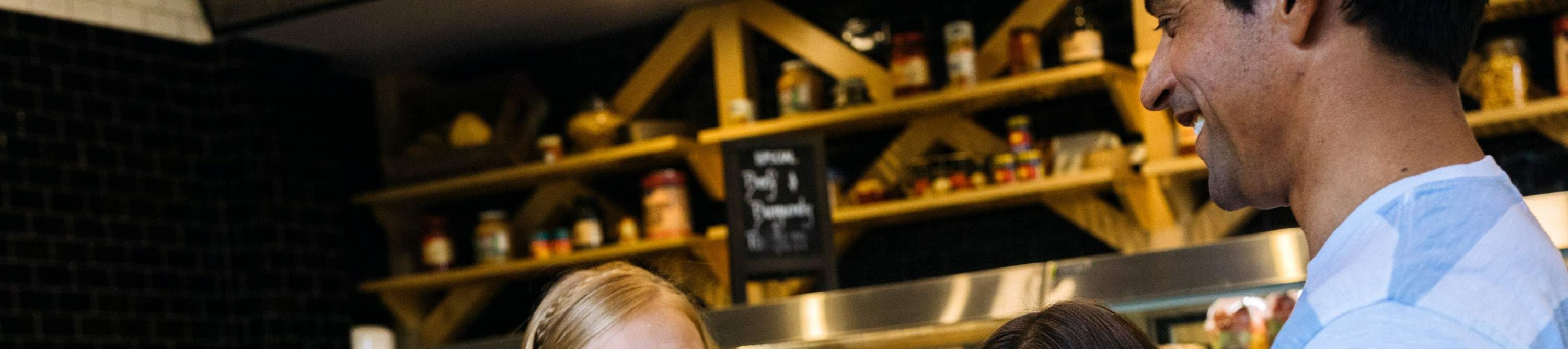 Verwöhnen Sie sich mit leckeren Leckereien und klassischen Delikatessen im Main Street Deli