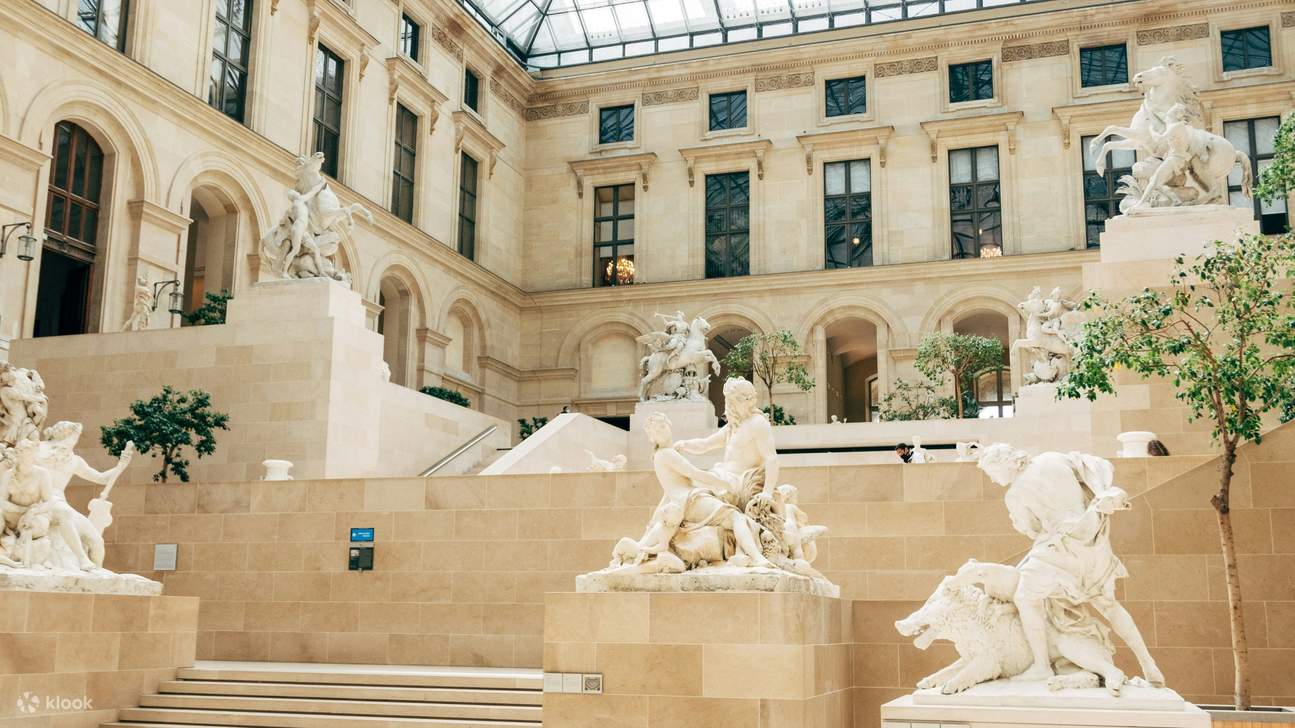 Louvre museum ticket with reserved access to Mona Lisa painting