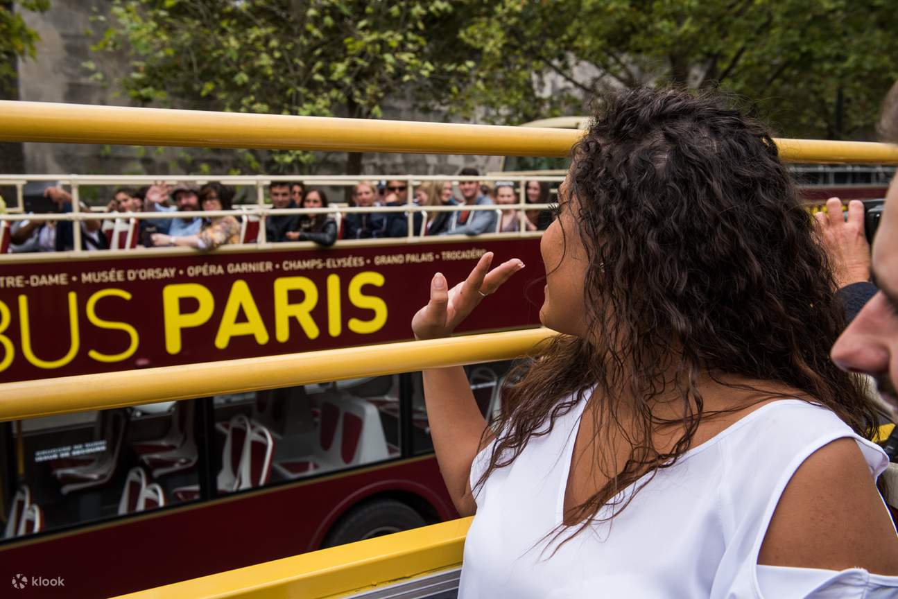 paris hop on hop off bus