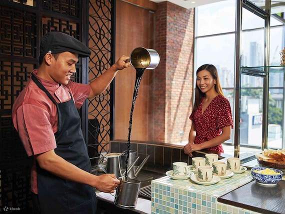doing teh tarik for the customer